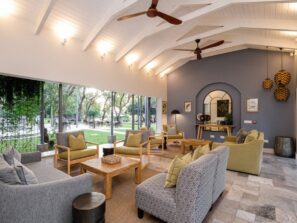 Palm River Lodge - lounge in Zimbabwe